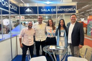 Letícia Maciel, CEO da BRZ Content, ao lado de grandes nomes da construção civil do Vale durante a Feira Construvale 2024